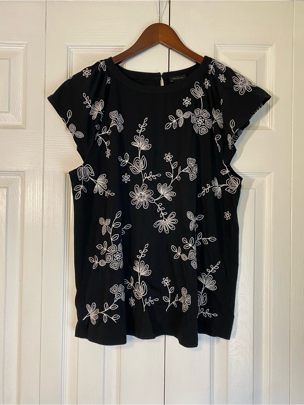 Ann Taylor Black Floral Embroidered Flutter-Sleeve Top Large Cotton
